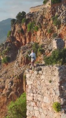 Arkaplan olarak Akdeniz 'i gösteren mükemmel bir an..