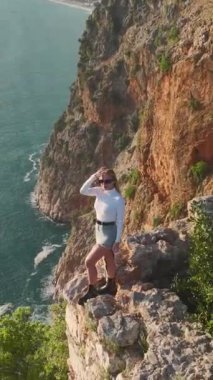 Cesur bir poz ve dramatik bir uçurum çarpıcı görüntüler yaratır..