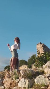 Model çarpıcı okyanus manzaralı çarpıcı pozlar veriyor..