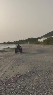 Model, maceranın ve manzaranın mükemmel dengesinin tadını çıkarıyor..