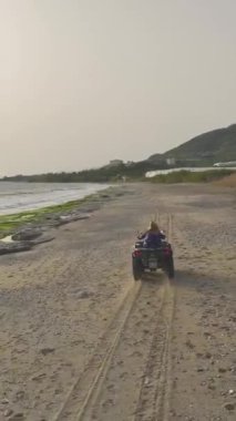 Canlı günbatımı modelin heyecan verici plaj macerasına cazibe katıyor..