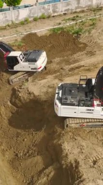 Makinelerin ve ekiplerin sıkı çalıştığı canlı bir inşaat sahası..