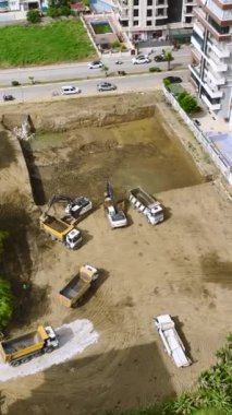 Kazıcılar ve işçiler temel görevlerde sorunsuz ilerlemeyi sağlarlar.