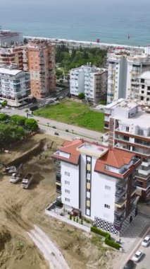 İşçiler ve makineler gelecekteki inşaatlar için sağlam bir temel hazırlıyorlar..