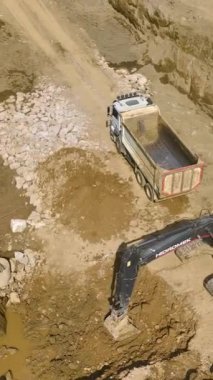 İşçiler yeni bir yapı için sağlam temeller atarken hayat dolu bir site..