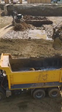 Vakıf görevlerini tamamlayan işçilerin bulunduğu canlı bir inşaat alanı..