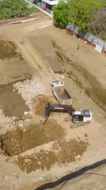 Vakıf hazırlıklarına odaklanmış canlı bir inşaat sahası.
