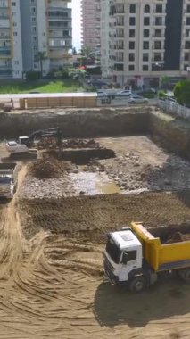 Ağır ekipman ve işçiler binanın temellerini hazırlamakla meşguller..