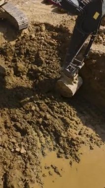 İşçiler ve makineler temel görevlerini verimli bir şekilde tamamlamak için işbirliği yaparlar.