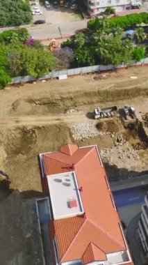 Takımların temele zemin hazırladığı canlı bir inşaat alanı..