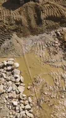 İşçiler ve ağır ekipmanlar temel görevlerini tamamlamak için işbirliği yaparlar.