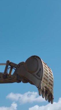 Kritik temel görevlerini yetenekli takımların üstlendiği yoğun bir site.