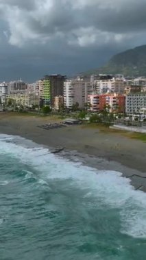 Fırtına kumlu plajlar boyunca canlı turkuaz suları canlandırıyor..