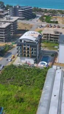 Havuz suyla dolup rahatlamak için mükemmel bir alan oluşturuyor..