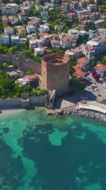 Alanya 'nın çarpıcı limanında renkli bir korsan yatı filosu..