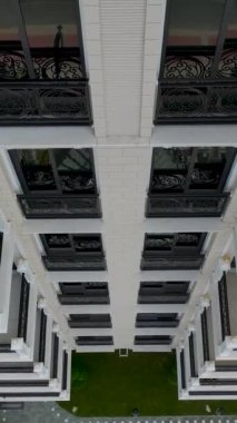 Modern bir villa nihai lüks ve deniz kenarında yaşam sağlıyor..