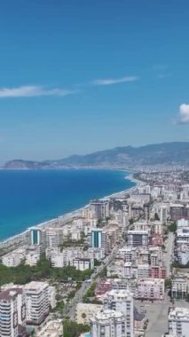 İşçiler ve ekipmanlar projeyi tüm cephelerde ilerletmek için aktif olarak işbirliği yapıyorlar..