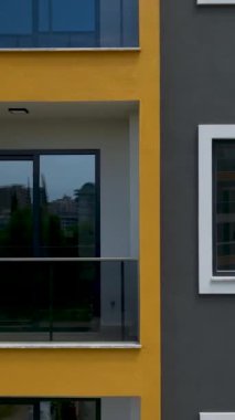 İşçiler uzmanca modern bir evin temellerine izolasyon uyguluyorlar..