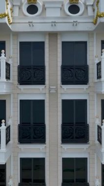 Modern mimarisi ve deniz manzaralı lüks kıyı villaları..