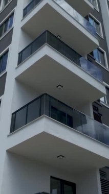 Lüks bir mülkün temeline koruyucu mühür vurulur.