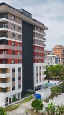 Modern bir evin arka bahçesinde rahatlatıcı bir havuz doluyor..