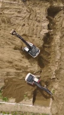 Dikey Video: Mühendisler Vakfın Ağır Ekipmanlı İnşaat Alanındaki Çalışmalarını Denetliyor