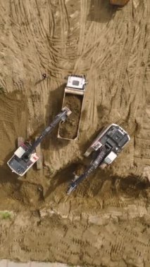 Mühendisler ağır makinelere güvenli bir temel inşa etmeleri için rehberlik ediyor.