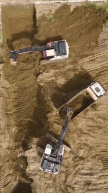 Mühendislerin ve makinelerin rehberliğinde bir vakıf şekilleniyor..