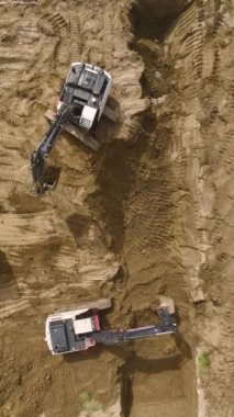 Ağır makineler ve mühendisler vakfın güvenliğini sağlıyor..