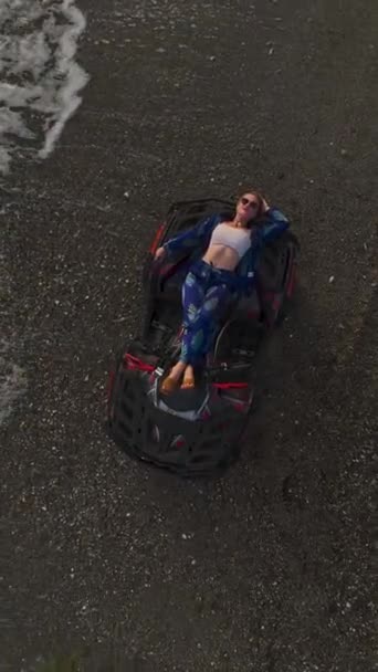 Sereno Tiro Playa Con Una Modelo Atv — Vídeo de stock