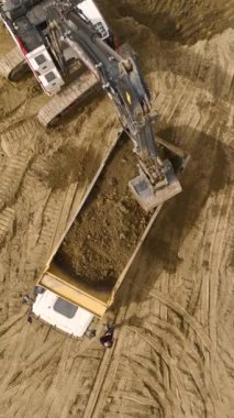 Mühendisler ağır ekipmanları yönetirken yeni bir proje devam ediyor.