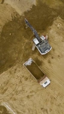 Mühendisler ve makineler güçlü bir temel oluşturmak için birlikte çalışırlar..