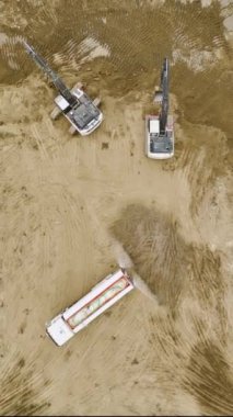 Makineler ve mühendisler temel çalışmalarında hassasiyet için koordine ederler..