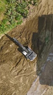 Yetenekli profesyoneller güçlü bir taban inşa etmek için ağır makinelere rehberlik ederler..