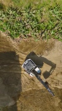 Mühendisler tesisteki temel hazırlıklarını denetliyor..