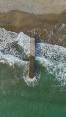 Çarpıcı bir Akdeniz kıyısında gürültülü dalgalar kopuyor..