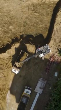 Mühendisler ve makineler yeni bir site için temel çalışmalarında işbirliği yaparlar..