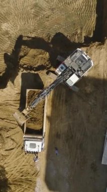 Ağır makineler ve yetenekli mühendislerle bir inşaat projesi başlıyor..