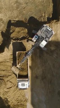 Mühendisler etkin ağır ekipmanlarla doğrudan temel çalışmaları yapıyorlar.