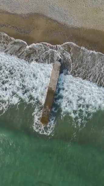 Sonido Las Olas Resuena Cuando Chocan Contra Acantilados Rocosos — Vídeo de stock