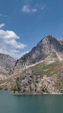 Muhteşem kanyon manzaralı sakin bir kürek çekme gezisi..