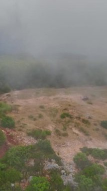 Heyecanlı bir yolculuk manzaralı orman patikalarını ve sis kaplı tepeleri keşfetmek.