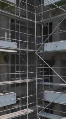 Büyük bir inşaat projesinin son aşamalarını tamamlayan işçileri izleyin..