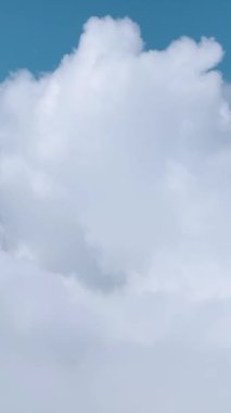 Bulutların sakin ve güzel içinde huzurlu bir yolculuk yaşayın..