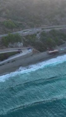 Deniz fırtınası sırasında doğanın nefes kesici gücüne tanık olun..