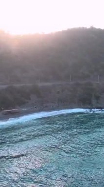 Güçlü bir sahil anı doğanın şiddetini yakalıyor..