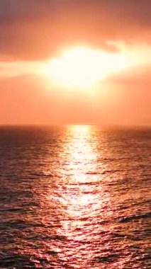 Huzurlu bir an okyanusun üzerinde gün batımının canlı güzelliğini yakalıyor..