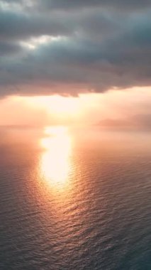 Parlayan bir akşam gökyüzünün altında denizin çarpıcı güzelliğine tanık olun..