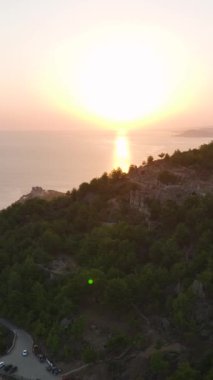 Büyüleyici deniz manzarasına karşı antik mimarinin cazibesini tecrübe et..