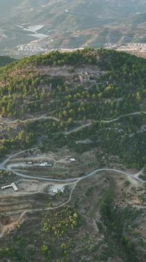 Harabeler arasında huzurlu bir yürüyüş. Manzaralı deniz manzarası arka plan gibi..